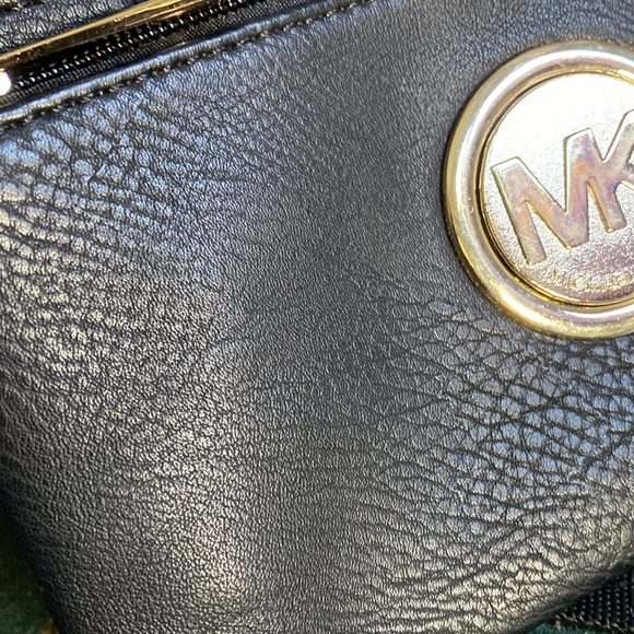 Michael Kors wristlet NWOT 3 zippered sections long shoulder strap included - Picture 9 of 12